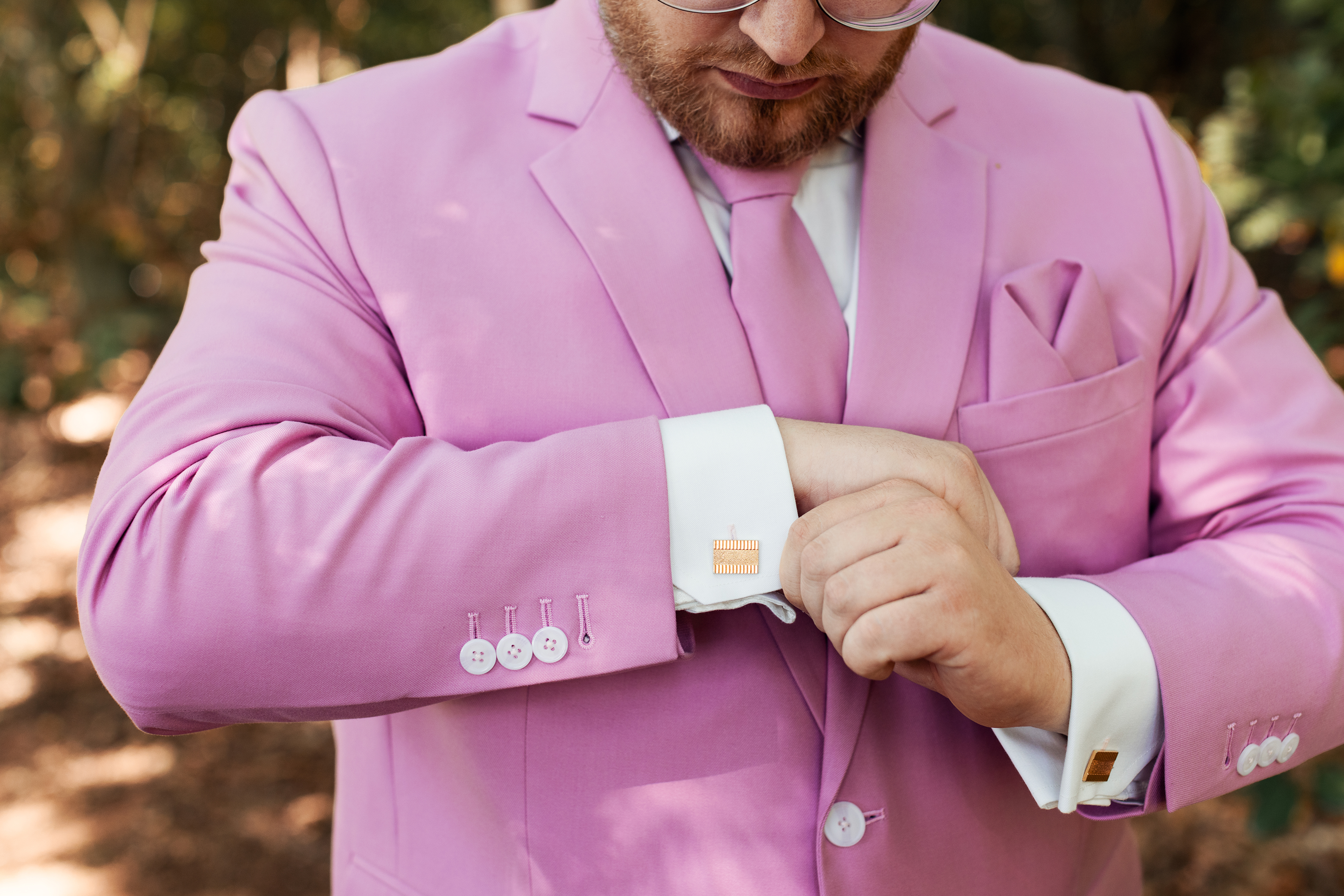 Wanneer je een uniek roze trouwpak zoekt